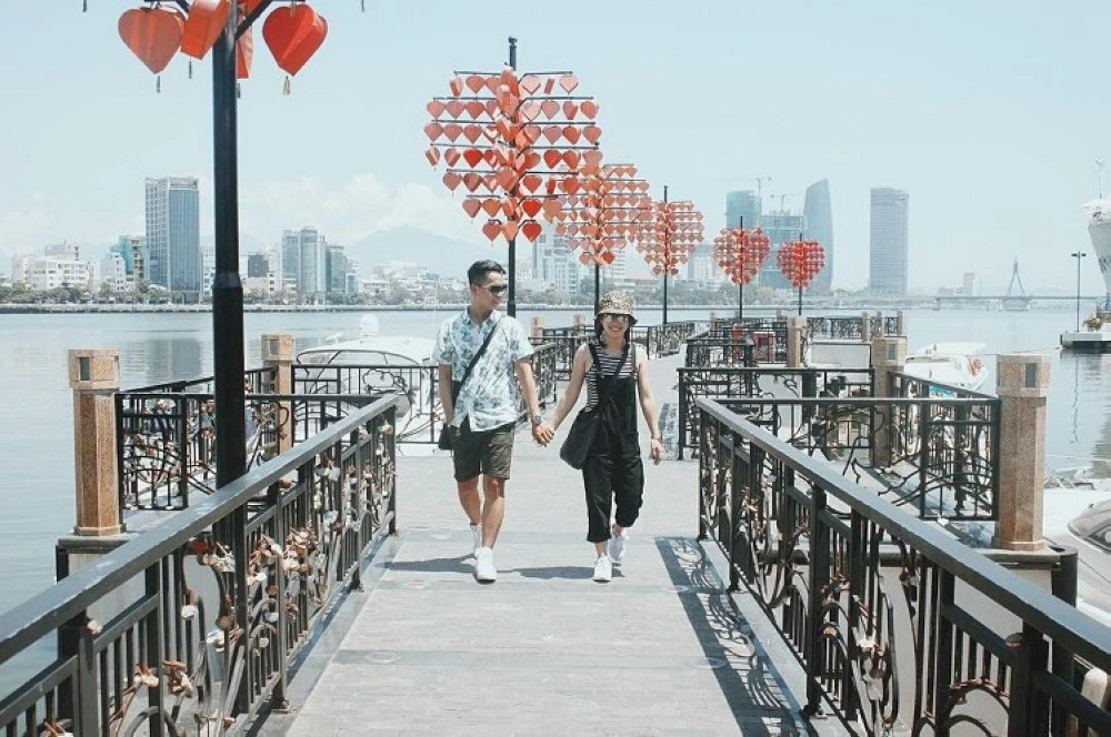 Couples stroll along Da Nang Love Bridge under the charming glow of heart-shaped lanterns